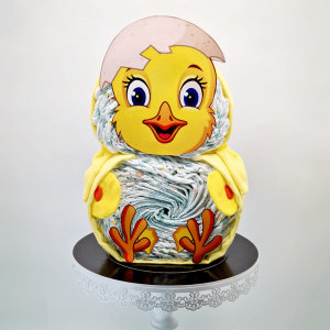 Le "Poussin de couches" est un cadeau de naissance original et amusant qui impressionnera les parents et les bébés. Cette sculpture de couches en forme de poussin est composée de 34 couches standards soigneusement empilées pour créer une forme ludique et attachante. En plus de la sculpture de couches, le "Poussin de couches" est livré avec deux linges de gaze doux, qui peuvent être utilisés pour nettoyer délicatement le visage du bébé. Le tout est présenté dans un emballage prêt à offrir, ce qui en fait le cadeau idéal pour toutes les occasions. Les parents adoreront la créativité et l'attention portée aux détails de ce cadeau unique. Le "Poussin de couches" de "Cadocouches" est une sculpture de couches à la fois ludique et décorative qui apportera une touche de charme à la chambre du bébé. En résumé, le "Poussin de couches" de "Cadocouches" est un cadeau de naissance original et pratique qui ravira les parents et les bébés. Avec ses 34 couches standards soigneusement empilées pour créer une forme de poussin ludique et attachante, deux linges de gaze doux et un emballage prêt à offrir, c'est le cadeau idéal pour toutes les occasions. Offrez-le à un ami ou à un membre de la famille, ou gardez-le pour vous et votre propre bébé !