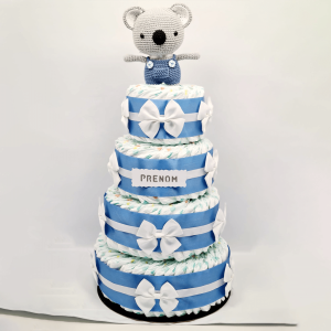 Le "Gâteau de couches Deluxe Koala" est un cadeau de naissance luxueux et original qui impressionnera les parents et les bébés. Cette sculpture de couches en forme de gâteau est composée de 104 couches standards soigneusement empilées pour créer une forme ludique et attachante. En plus de la sculpture de couches, le "Gâteau de couches Deluxe Koala" est livré avec une peluche faite à la main en forme de koala, ainsi que le prénom du bébé imprimé sur une banderole décorative. Le tout est présenté dans un emballage prêt à offrir, ce qui en fait le cadeau idéal pour toutes les occasions. Les parents adoreront la créativité et l'attention portée aux détails de ce cadeau unique. Le "Gâteau de couches Deluxe Koala" de "Cadocouches" est une sculpture de couches à la fois ludique et décorative qui apportera une touche de charme à la chambre du bébé. En résumé, le "Gâteau de couches Deluxe Koala" de "Cadocouches" est un cadeau de naissance luxueux et pratique qui ravira les parents et les bébés. Avec ses 104 couches standards soigneusement empilées pour créer une forme de gâteau ludique et attachante, une peluche faite à la main en forme de koala, le prénom du bébé imprimé sur une banderole décorative et un emballage prêt à offrir, c'est le cadeau idéal pour toutes les occasions. Offrez-le à un ami ou à un membre de la famille, ou gardez-le pour vous et votre propre bébé !
